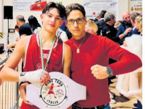 Lorenzo sul ring, il piccolo Berlusconi picchia da grande e s’allena in periferia