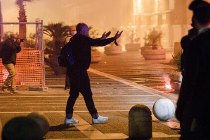 Napoli, guerriglia urbana contro il lockdown 6
