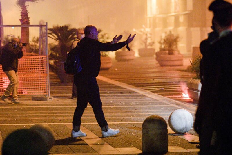 Napoli, guerriglia urbana contro il lockdown 6