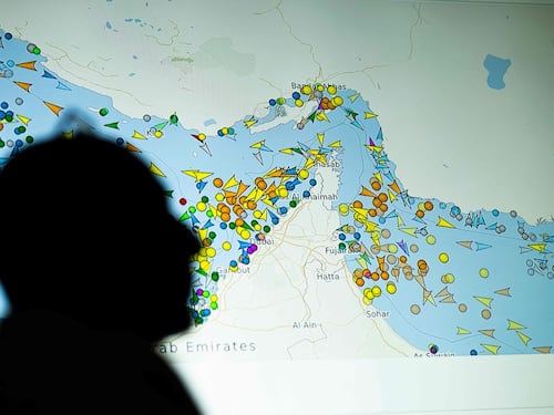 Nave colpita da un proiettile a Hormuz. Kushner: “Inizio del disarmo di Hamas possibile entro un mese”