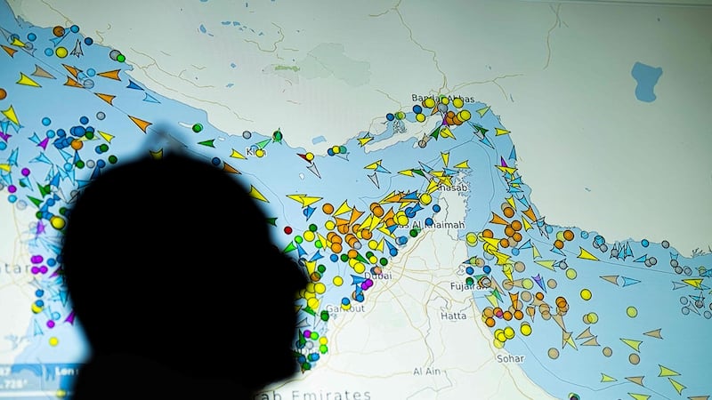 Nave colpita da un proiettile a Hormuz. Kushner: “Inizio del disarmo di Hamas possibile entro un mese”