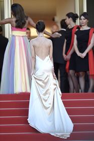 Emily Ratajkowski: topless a Cannes per Sophia Loren 25