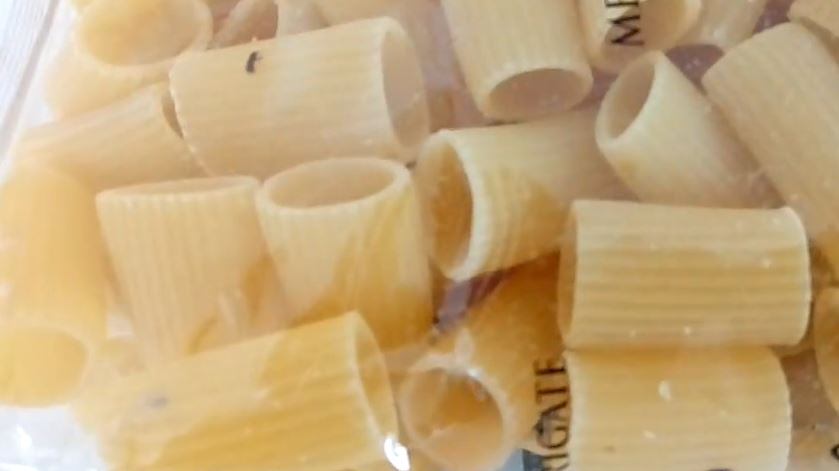 "Insetti nella busta di pasta" Il video virale su Facebook