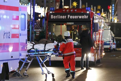 Attentato a Berlino, le immagini dei soccorsi 11