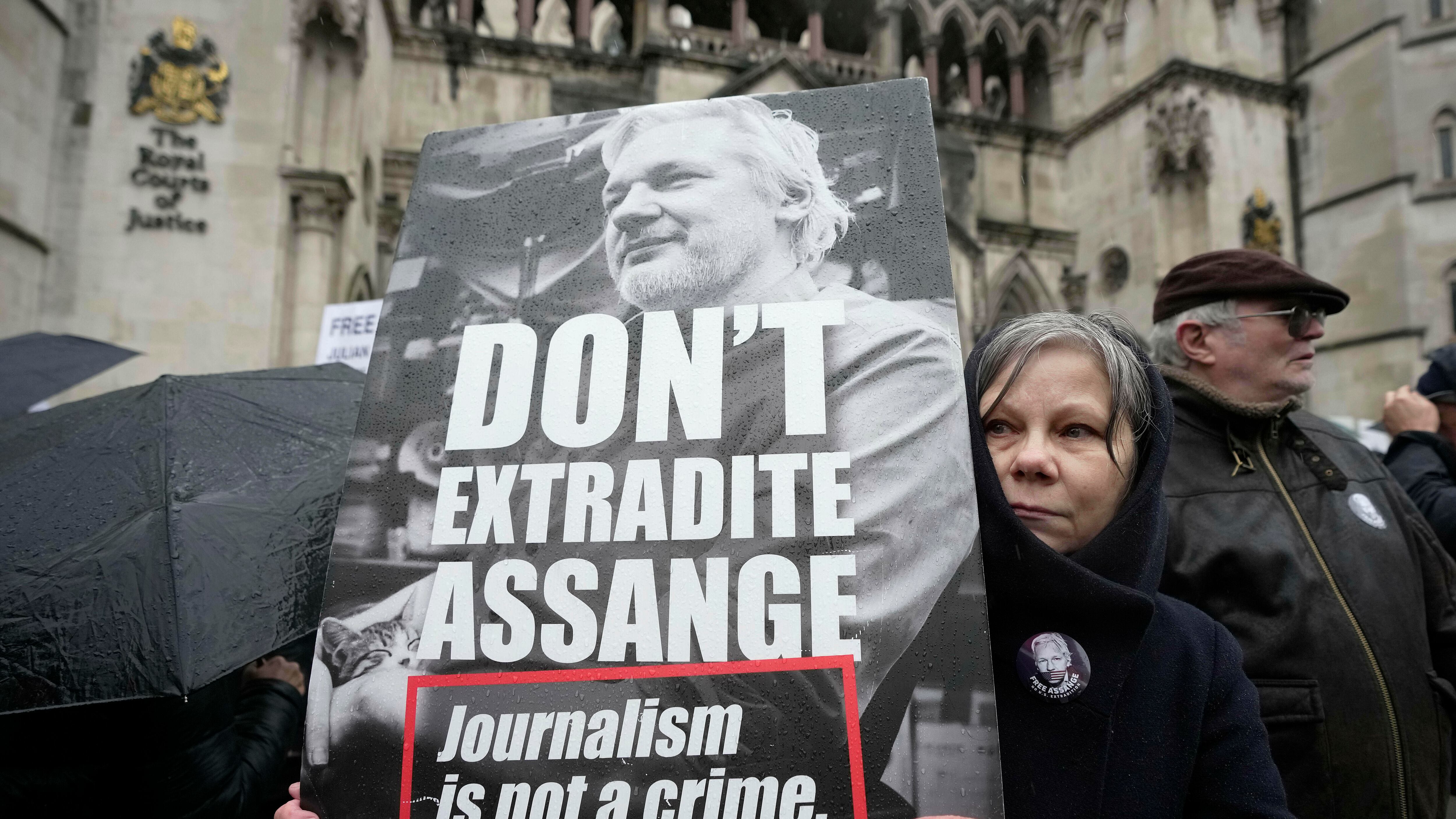 Assange incassa una vittoria: potrà fare appello contro l'estradizione negli Usa