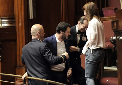 "Vergogna!". E Salvini viene allontanato dall'Aula 1