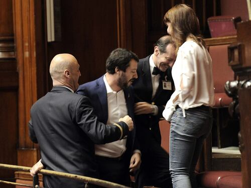"Vergogna!". E Salvini viene allontanato dall'Aula