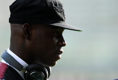 Balotelli, via cresta ed orecchini 4