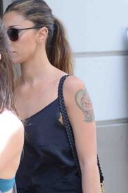 Belen a Milano fa shopping senza intimo 2