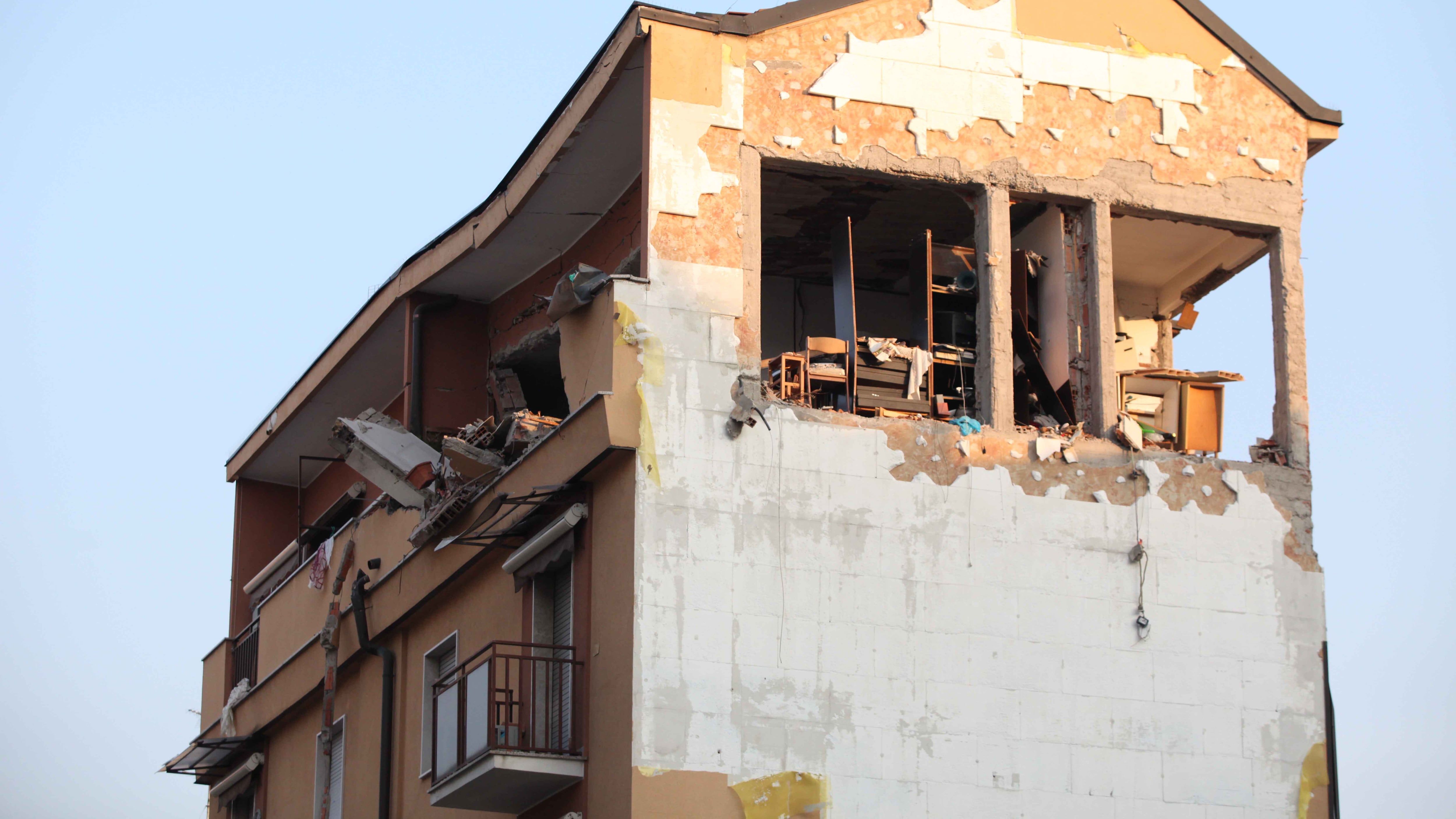 Esplode palazzo a Sesto San Giovanni: un piano sventrato e 6 persone ferite