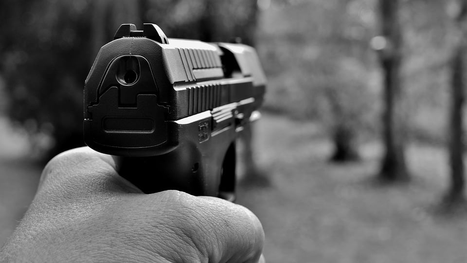 Assalto con kalashnikov e pistole a un portavalori a Cologno Monzese