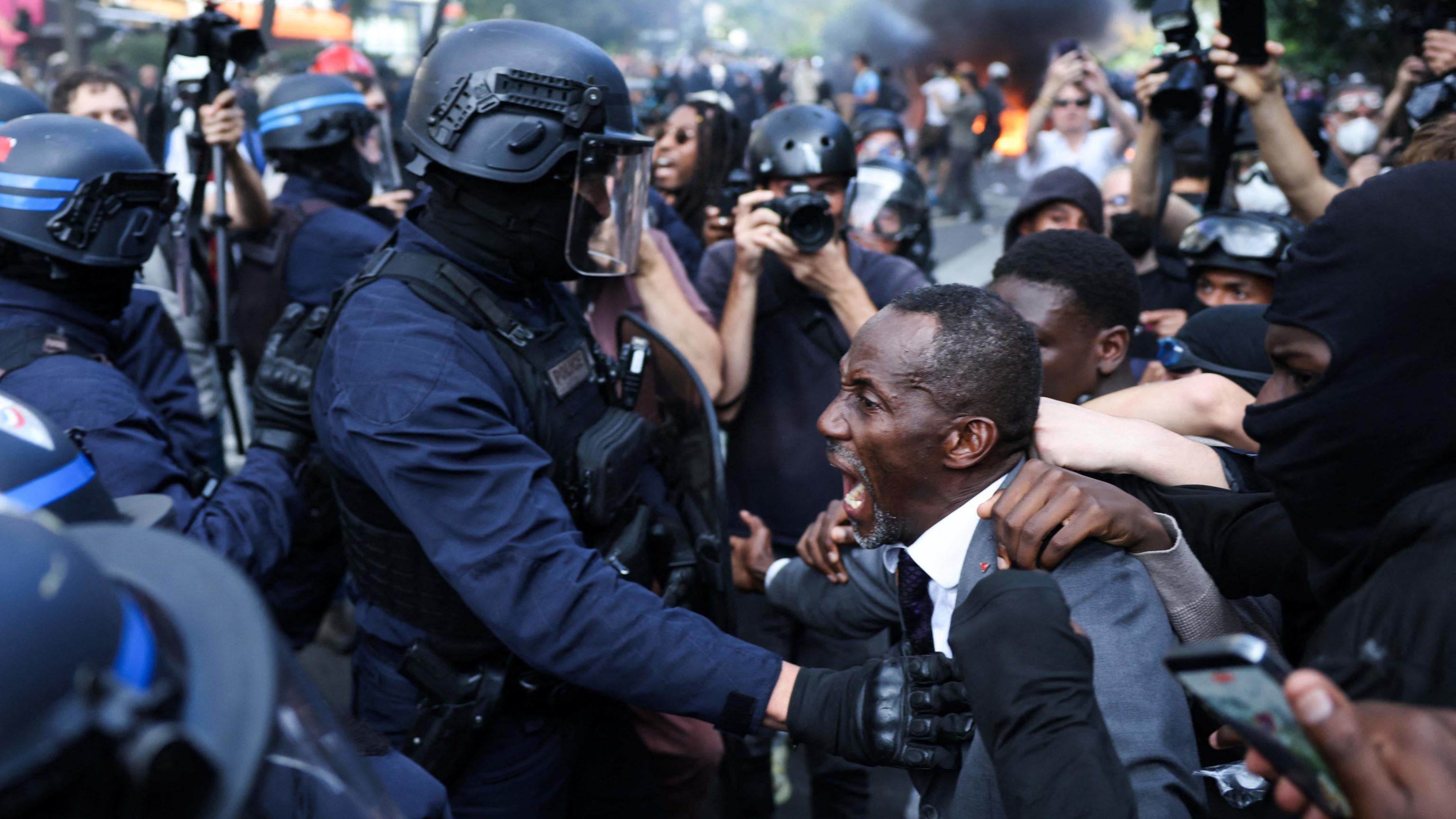 Francia, studenti ancora in piazza tra scontri e tensioni, governo chiude i licei fino a venerdì