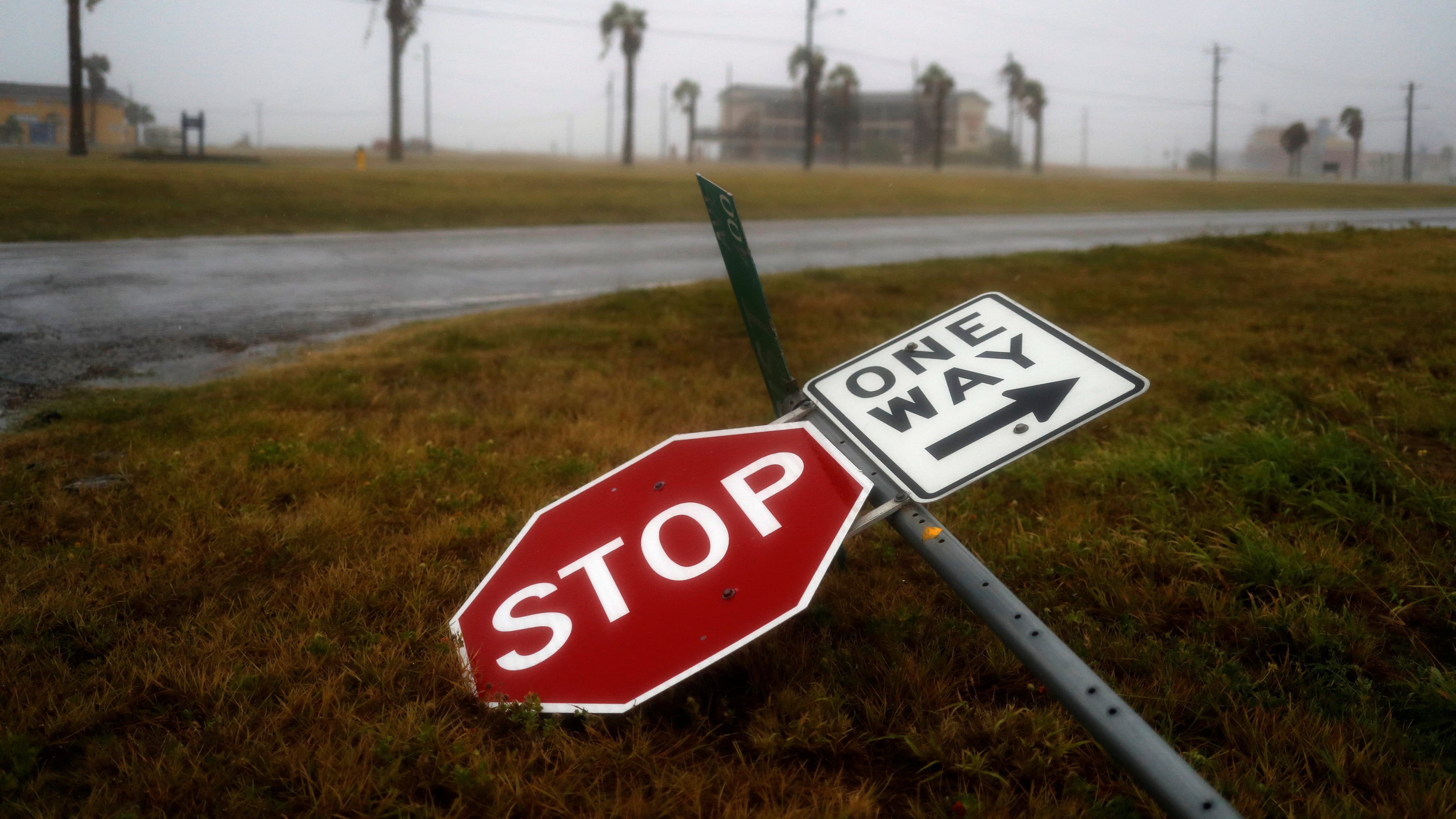 Harvey declassato a tempesta ma in Texas c'è già una vittima