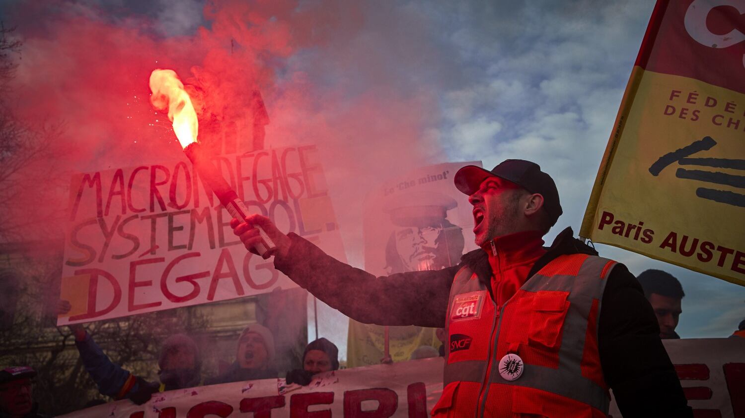 Francia bloccata, Macron resiste: è un blackout elettrico e politico