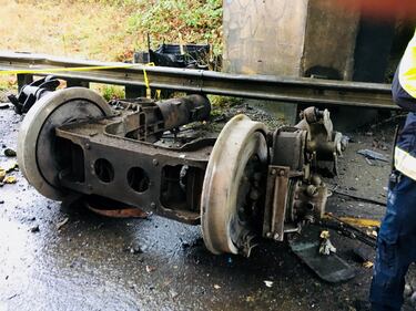 Seattle, treno deraglia e precipita sull'autostrada 2