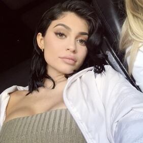 Kylie Jenner sexy alla finestra 12
