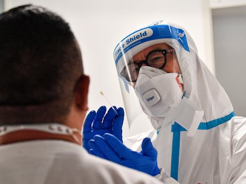 Il boom dei positivi bloccati all'estero. Allerta Farnesina: "Vacanze a rischio"