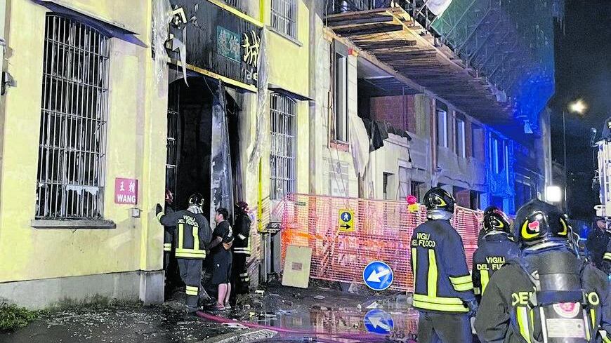 Incendio in un emporio cinese. Morti tre ragazzi, pista dolosa
