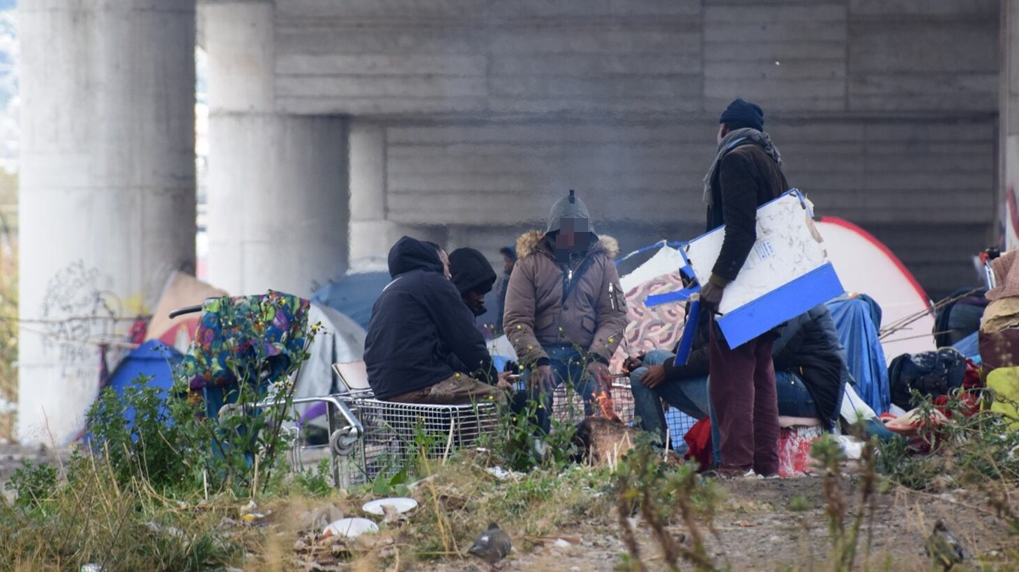 La banda di afgani che pesta e depreda i migranti sulla via per la Francia