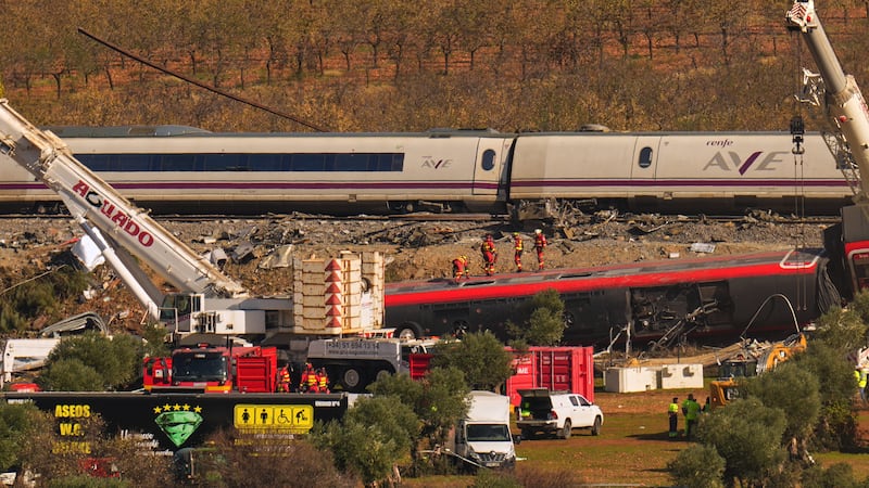 “Andate pure”, “Aspetti un momento”: gli audio prima del disastro ferroviario in Spagna