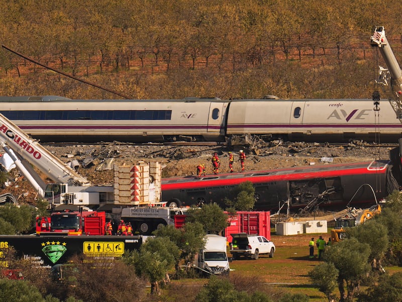 “Andate pure”, “Aspetti un momento”: gli audio prima del disastro ferroviario in Spagna