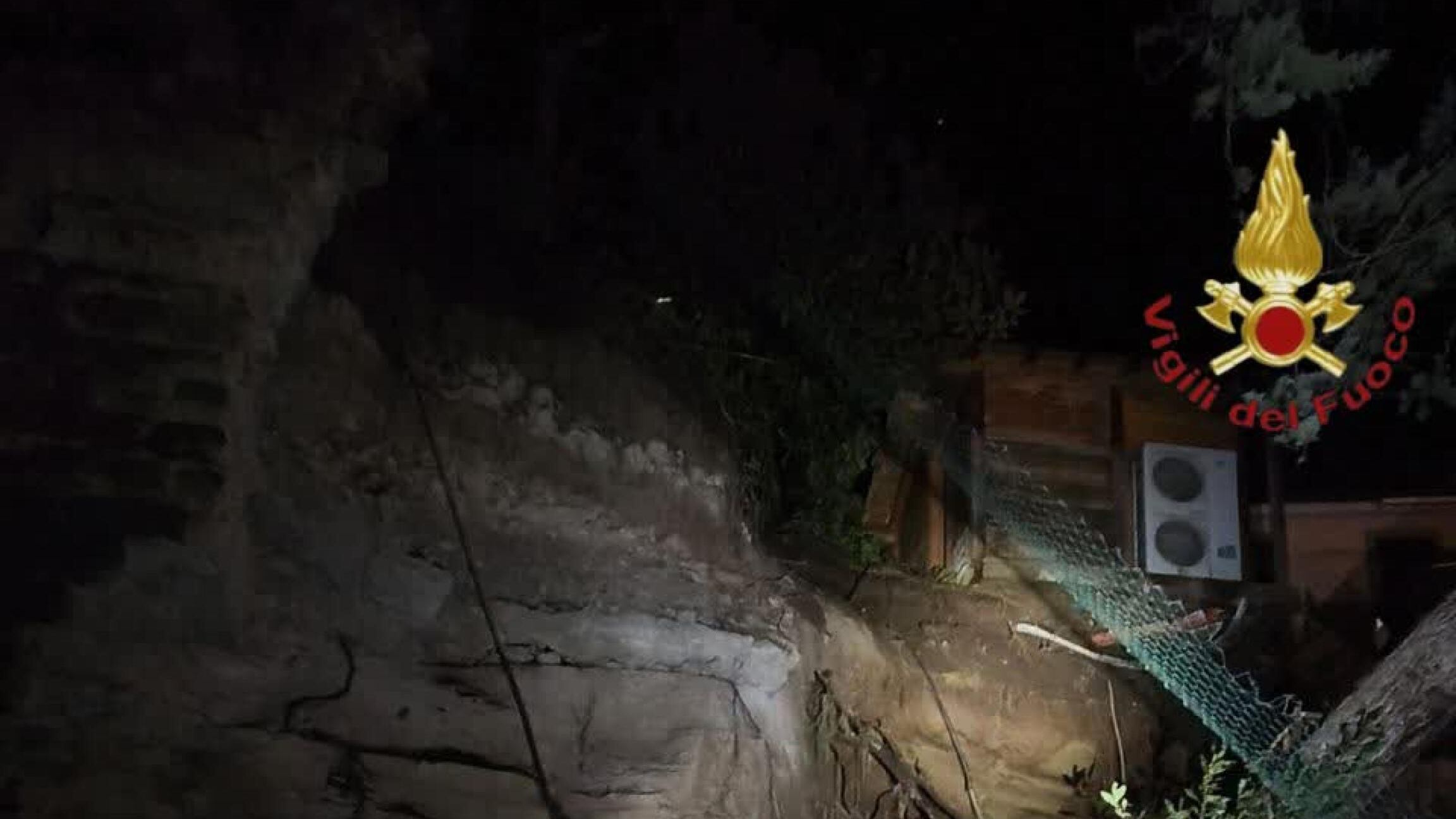 Roma, un muro di contenimento frana su una palazzina: un morto e due feriti