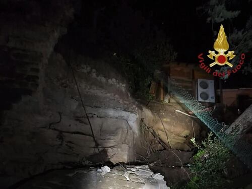 Roma, un muro di contenimento frana su una palazzina: un morto e due feriti