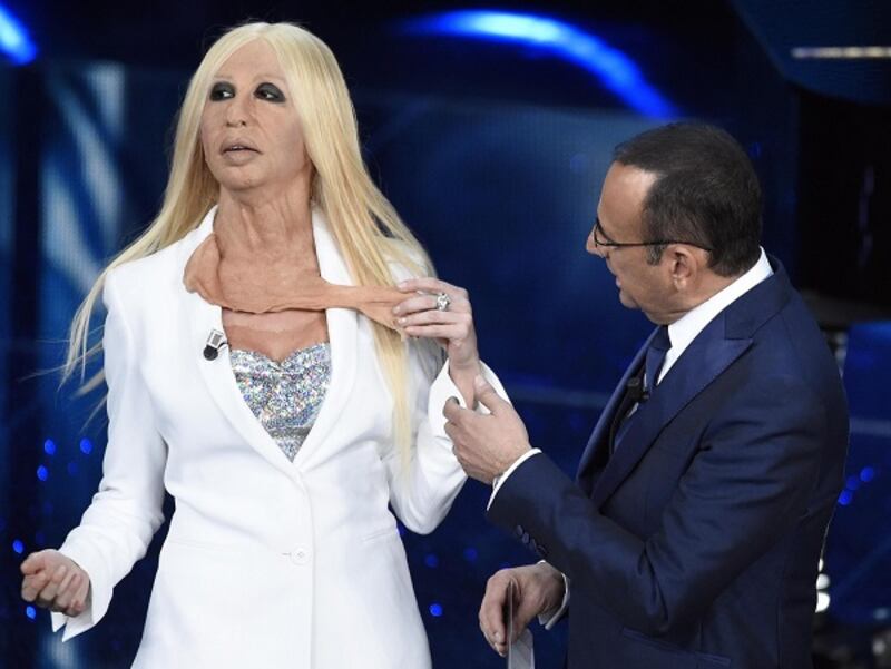 Virginia Raffaele si "trasforma" in Donatella Versace: le foto 16