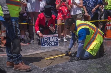 Operai al lavoro per sistemare la stella di Trump 1