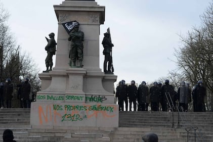 Scontri tra polizia e manifestanti anti Le Pen: numerosi feriti 7