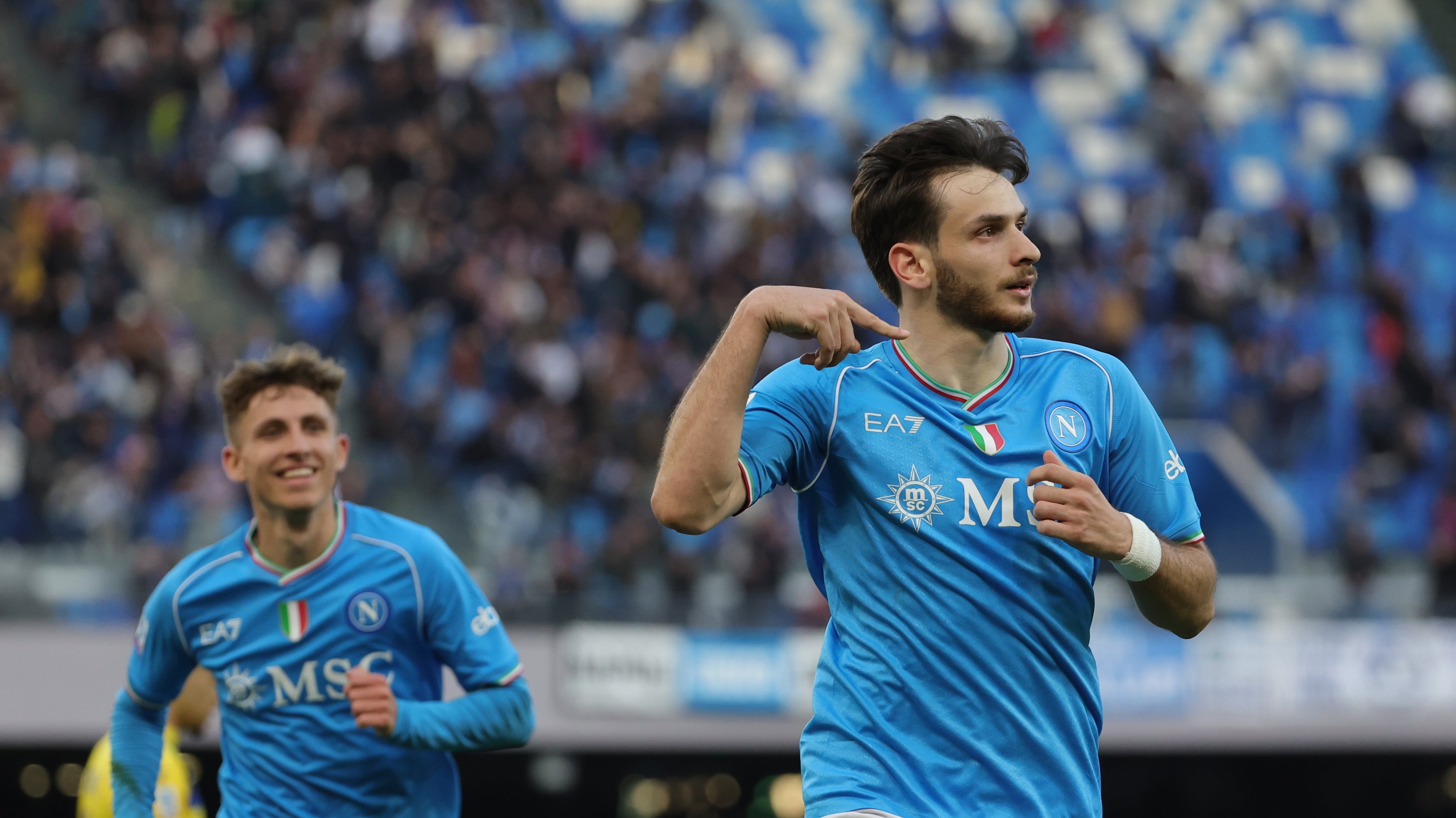 Il Napoli ribalta il Verona nel finale: decide una prodezza di Kvara