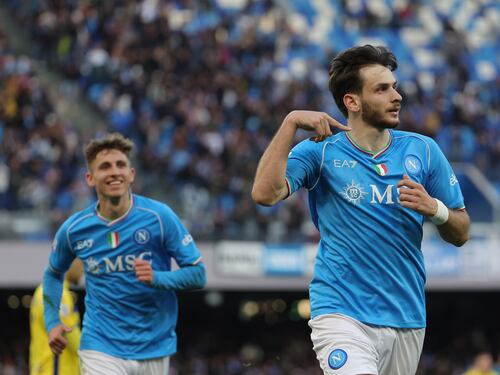 Il Napoli ribalta il Verona nel finale: decide una prodezza di Kvara