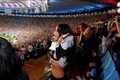 Dagli spalti agli spogliatoi: Rihanna si spoglia per i tedeschi 1
