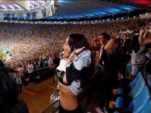 Dagli spalti agli spogliatoi: Rihanna si spoglia per i tedeschi