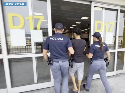 Migranti, rimpatriati 23 egiziani irregolari. Espulso anche l’algerino che molestò una 13enne a Cagliari