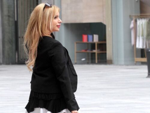 Veronica Graf, lato B senza slip in giro per Milano