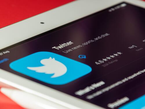 Twitter fuori dal codice Ue. E Bruxelles va allo scontro