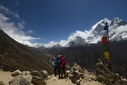 L'affollata strada che porta alla cima dell'Everest 13