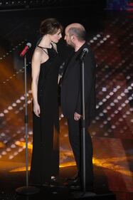 Sanremo 2017, gli outfit sexy della prima serata 23