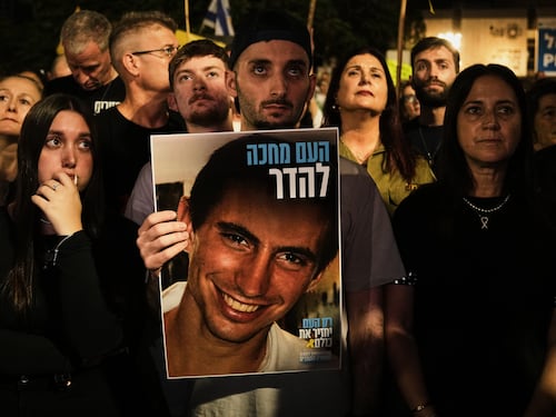 Israele abbraccia Goldin. Il ritorno dell'ostaggio ora può aprire la fase 2