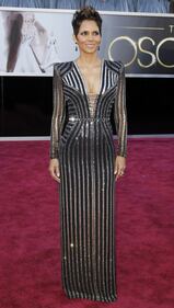 Halle Berry, sexy e talentuosa 22