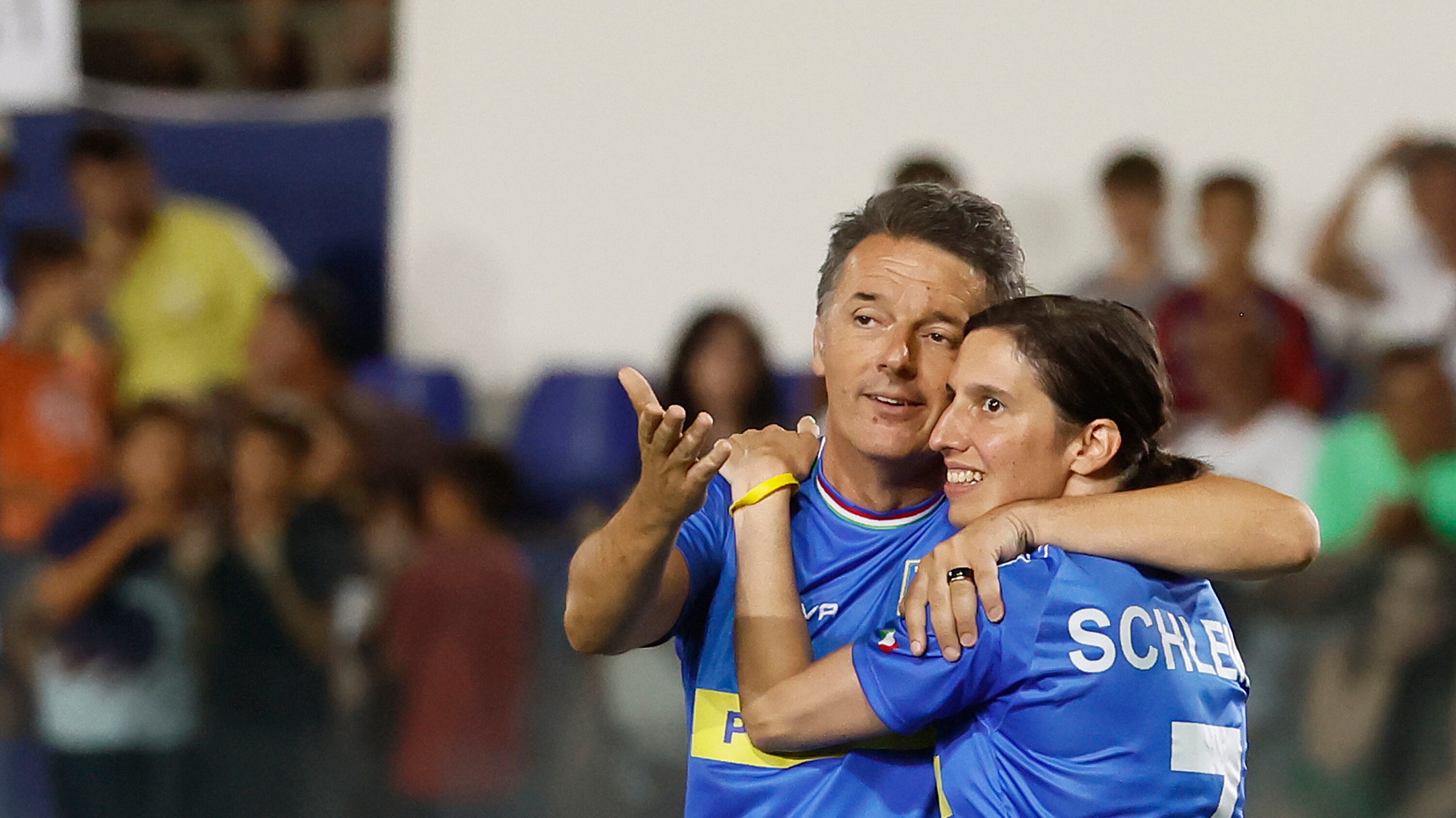 Dall'abbraccio Elly-Renzi a Conte "el Diez". Il calcio e mister La Russa uniscono la politica