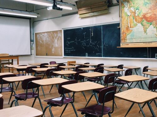 "Via mia figlia dalla scuola illiberale"