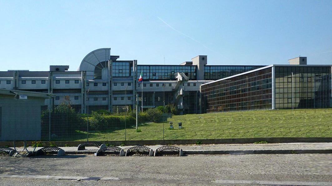 Ebbe un figlio con l'allievo minorenne, confermati sei anni di pena alla donna di Prato