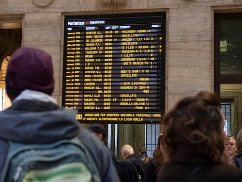 C’è la prima messa del Papa, rimandato lo sciopero dei treni