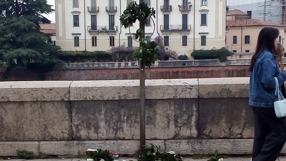 Vandalizzata la corona in ricordo dell'ex politico Msi. "Gesto violento e meschino"