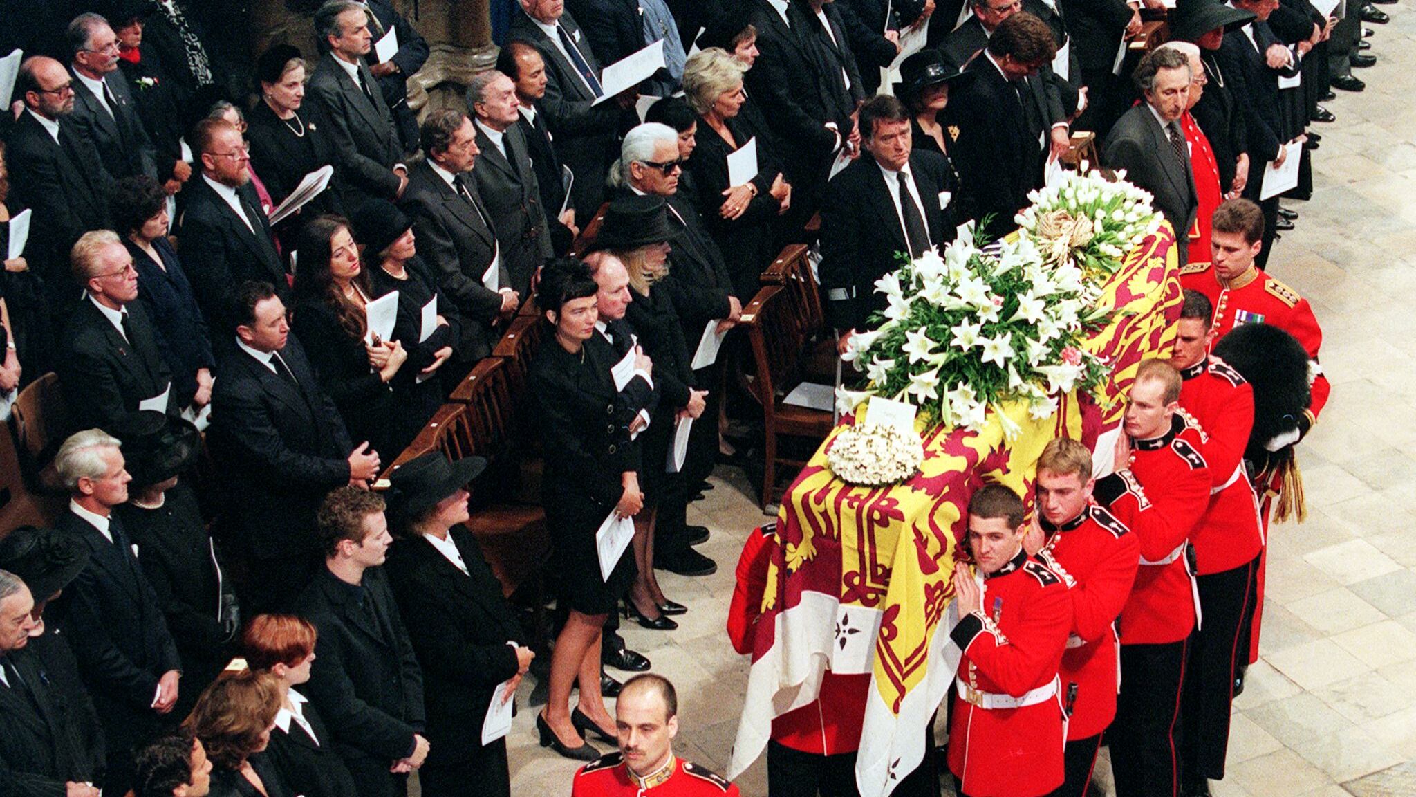 "The Crown" contro i Windsor: “Elisabetta e Filippo non vollero funerali di Stato per Diana”
