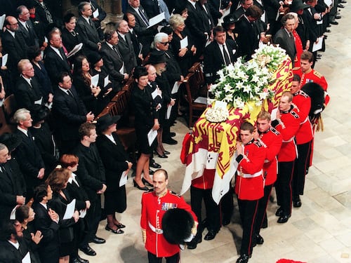 "The Crown" contro i Windsor: “Elisabetta e Filippo non vollero funerali di Stato per Diana”