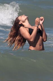 Dayane Mello sexy in spiaggia 5