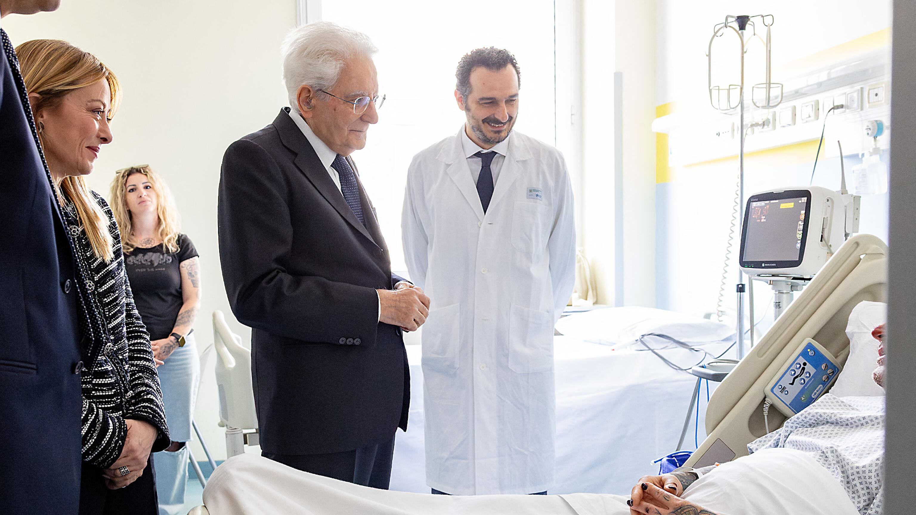 Mattarella e Meloni visitano insieme i feriti di Modena. Il capo dello Stato: "Grazie ai medici"